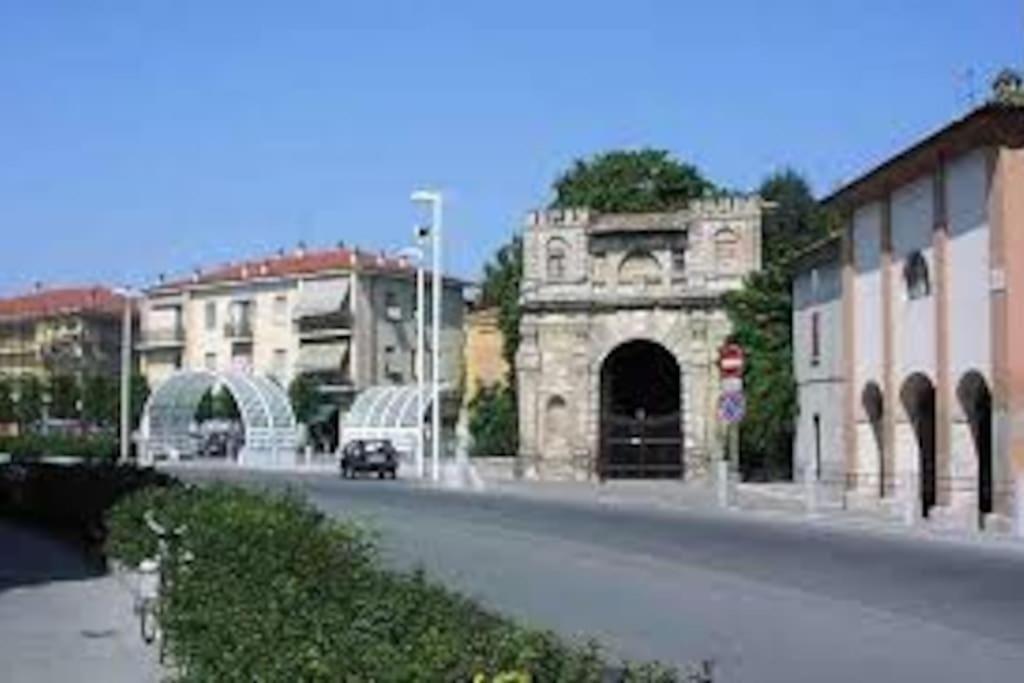 شقة Residenza Borgo 9 كولّيكْيو المظهر الخارجي الصورة
